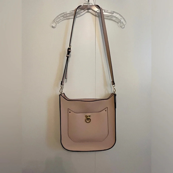 Neiman Marcus leather pale pink crossover bag with gold hardware, magnetic snap - Picture 2 of 11